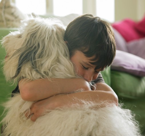 enfant enlaçant chien