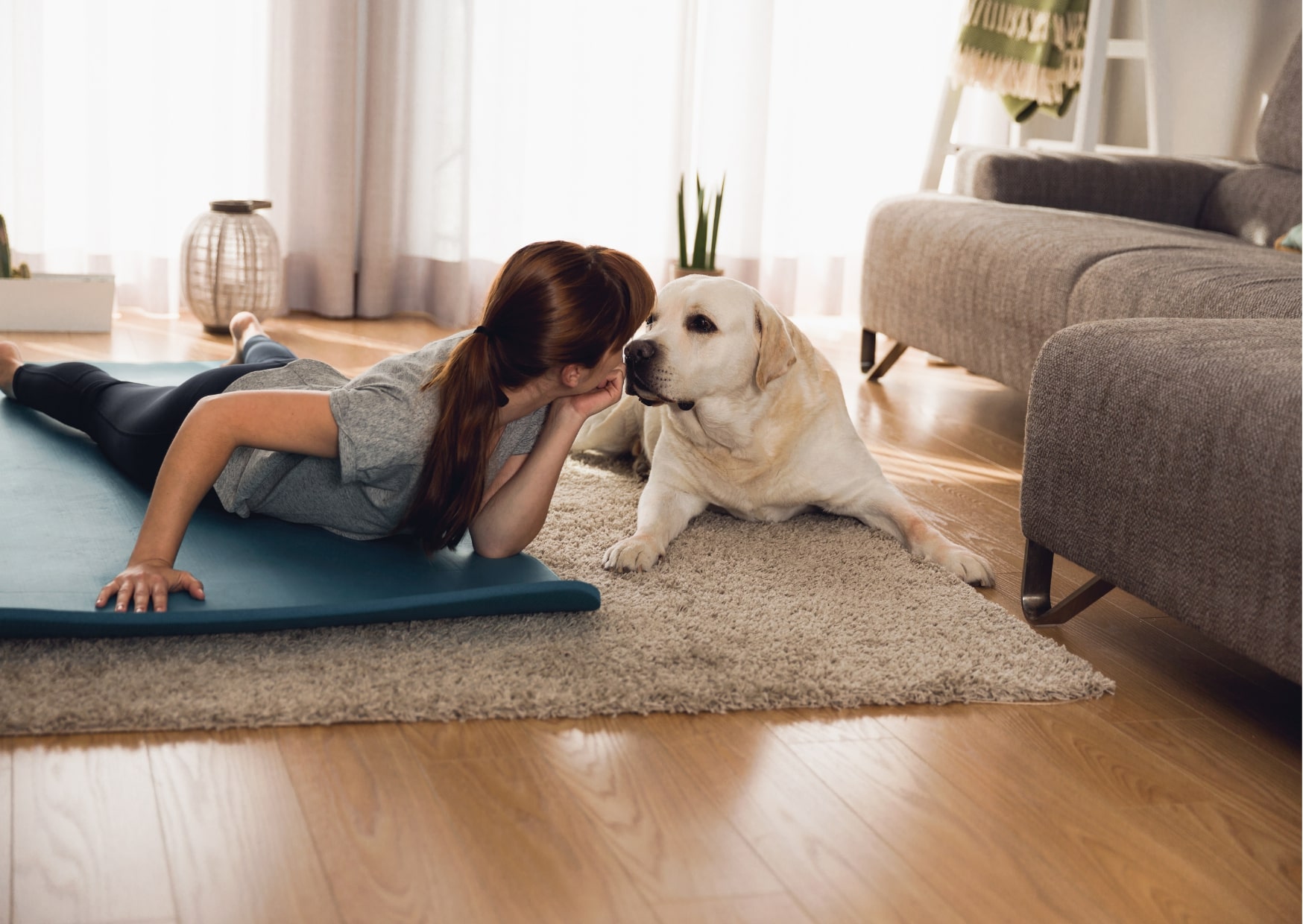 femme chien tapis