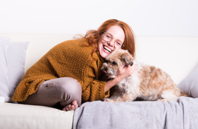 carresses femme et chien sur canapé