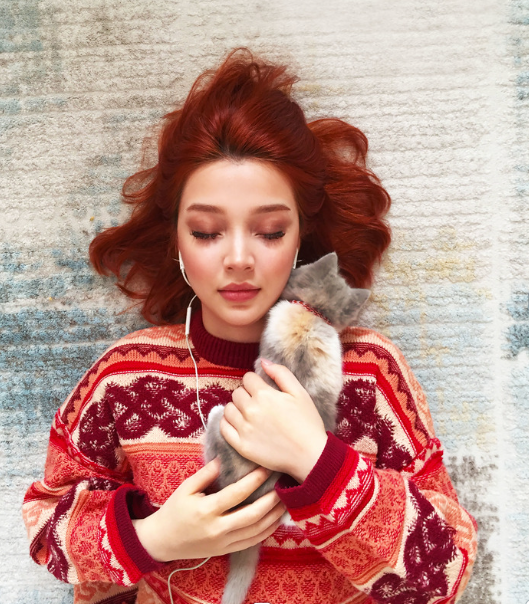 Femme allongée avec un chat sur elle