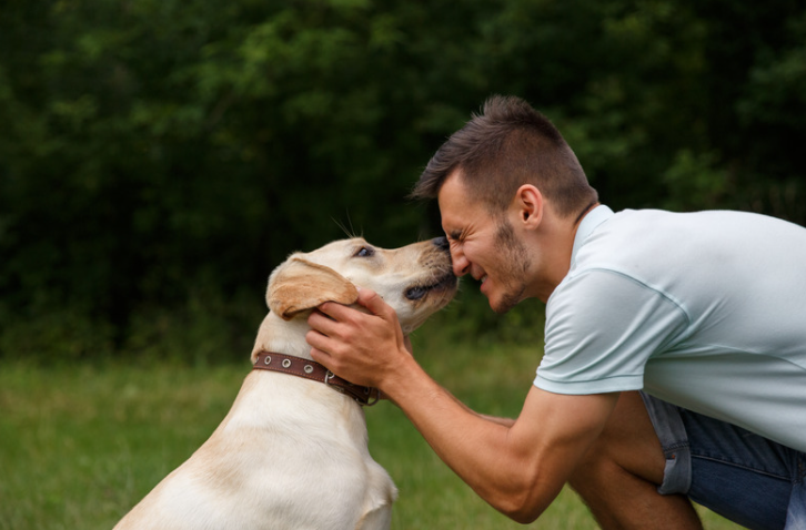 chien et maître nez à nez