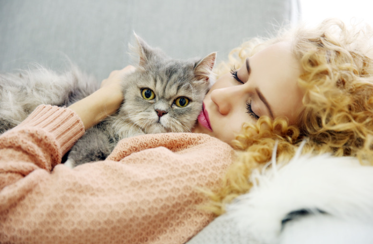 Femme avec son chat dans les bras