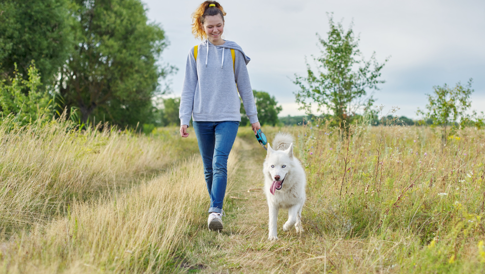 Femme se baladant dans la nature avec son chien